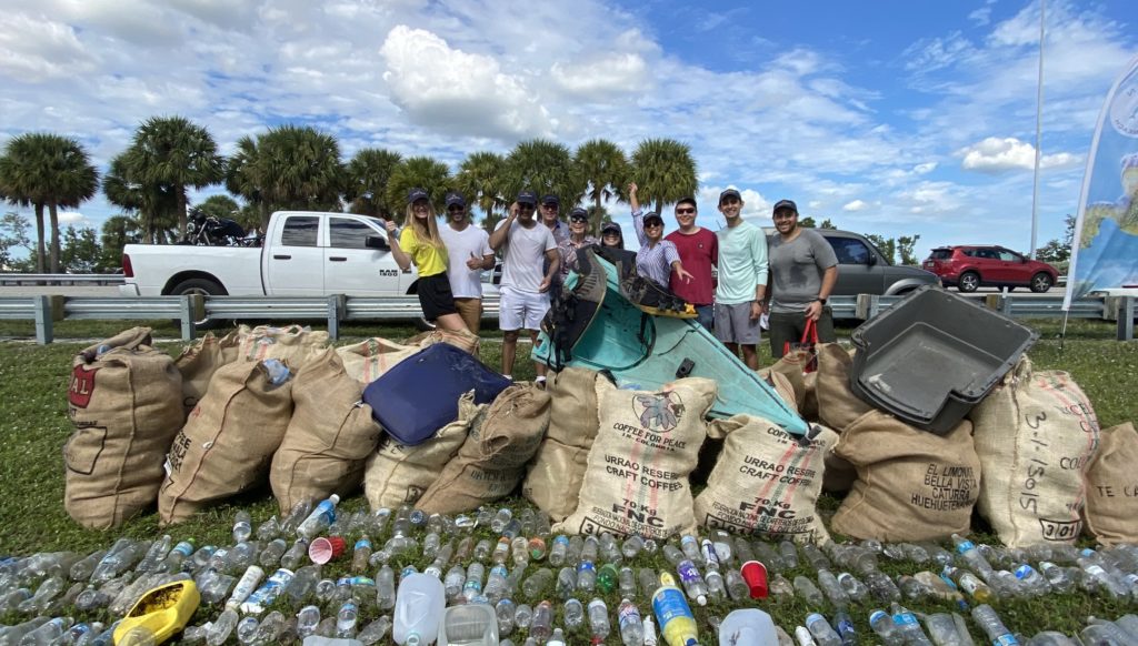Lloyd Jones ayuda a retirar 1.900 libras de basura de Miami Beach